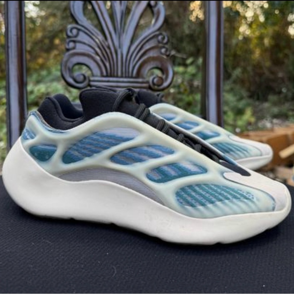 Yeezy 700v3 Kyanite (adidas) 6.5 Mens / 8 womens - Picture 7 of 7
